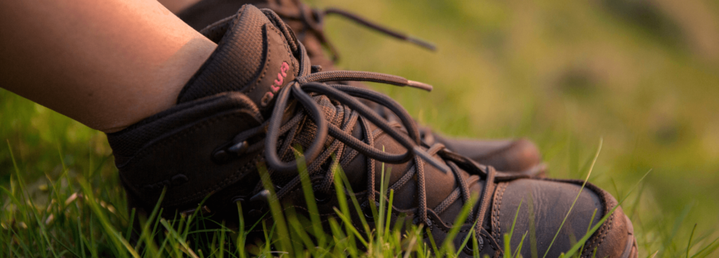 Hoe rijg ik de veters van mijn wandelschoenen?